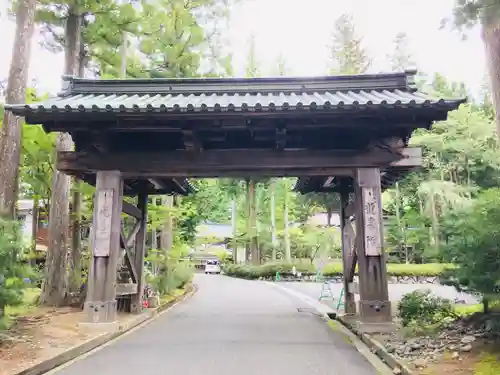 龍泉院の山門