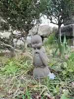 本堂前の木々の下、ひっそりと微笑むお地蔵様。