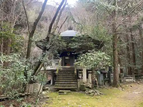 大本山七宝瀧寺の{uncategorized: "未分類", other: "その他", undefined: "問題あり", building: "その他建物", grave: "お墓", sacred_gate: "鳥居", guardian: "狛犬", statue: "像", buddha: "仏像", history: "歴史", nature: "自然", garden: "庭園", animal: "動物", pagoda: "塔", temizu: "手水舎", mountain_gate: "山門・神門", sanctuary: "本殿・本堂", subordinate: "末社・摂社", art: "芸術", scenery: "景色", jizo: "地蔵", ema: "絵馬", goshuin: "御朱印", omikuji: "おみくじ", items: "授与品その他", amulet: "お守り", goshuincho: "御朱印帳", eats: "食事", festival: "お祭り", votive_dance: "神楽", shichigosan: "七五三参", wedding: "結婚式", experience: "体験その他", initially: "初詣", around: "周辺", anti_infection: "感染症対策"}