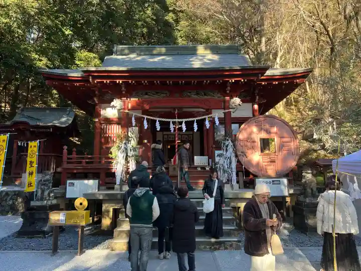 聖神社の{uncategorized: "未分類", other: "その他", undefined: "問題あり", building: "その他建物", grave: "お墓", sacred_gate: "鳥居", guardian: "狛犬", statue: "像", buddha: "仏像", history: "歴史", nature: "自然", garden: "庭園", animal: "動物", pagoda: "塔", temizu: "手水舎", mountain_gate: "山門・神門", sanctuary: "本殿・本堂", subordinate: "末社・摂社", art: "芸術", scenery: "景色", jizo: "地蔵", ema: "絵馬", goshuin: "御朱印", omikuji: "おみくじ", items: "授与品その他", amulet: "お守り", goshuincho: "御朱印帳", eats: "食事", festival: "お祭り", votive_dance: "神楽", shichigosan: "七五三参", wedding: "結婚式", experience: "体験その他", initially: "初詣", around: "周辺", anti_infection: "感染症対策"}