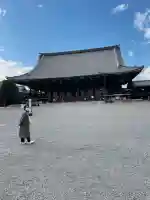 東本願寺(真宗本廟)の{uncategorized: "未分類", other: "その他", undefined: "問題あり", building: "その他建物", grave: "お墓", sacred_gate: "鳥居", guardian: "狛犬", statue: "像", buddha: "仏像", history: "歴史", nature: "自然", garden: "庭園", animal: "動物", pagoda: "塔", temizu: "手水舎", mountain_gate: "山門・神門", sanctuary: "本殿・本堂", subordinate: "末社・摂社", art: "芸術", scenery: "景色", jizo: "地蔵", ema: "絵馬", goshuin: "御朱印", omikuji: "おみくじ", items: "授与品その他", amulet: "お守り", goshuincho: "御朱印帳", eats: "食事", festival: "お祭り", votive_dance: "神楽", shichigosan: "七五三参", wedding: "結婚式", experience: "体験その他", initially: "初詣", around: "周辺", anti_infection: "感染症対策"}