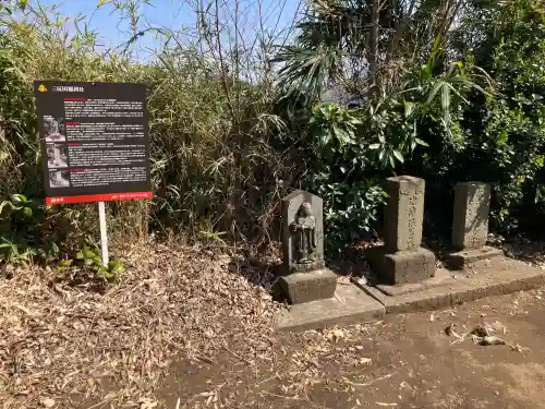 三反田稲荷神社の{uncategorized: "未分類", other: "その他", undefined: "問題あり", building: "その他建物", grave: "お墓", sacred_gate: "鳥居", guardian: "狛犬", statue: "像", buddha: "仏像", history: "歴史", nature: "自然", garden: "庭園", animal: "動物", pagoda: "塔", temizu: "手水舎", mountain_gate: "山門・神門", sanctuary: "本殿・本堂", subordinate: "末社・摂社", art: "芸術", scenery: "景色", jizo: "地蔵", ema: "絵馬", goshuin: "御朱印", omikuji: "おみくじ", items: "授与品その他", amulet: "お守り", goshuincho: "御朱印帳", eats: "食事", festival: "お祭り", votive_dance: "神楽", shichigosan: "七五三参", wedding: "結婚式", experience: "体験その他", initially: "初詣", around: "周辺", anti_infection: "感染症対策"}