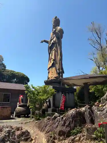 舘山寺の{uncategorized: "未分類", other: "その他", undefined: "問題あり", building: "その他建物", grave: "お墓", sacred_gate: "鳥居", guardian: "狛犬", statue: "像", buddha: "仏像", history: "歴史", nature: "自然", garden: "庭園", animal: "動物", pagoda: "塔", temizu: "手水舎", mountain_gate: "山門・神門", sanctuary: "本殿・本堂", subordinate: "末社・摂社", art: "芸術", scenery: "景色", jizo: "地蔵", ema: "絵馬", goshuin: "御朱印", omikuji: "おみくじ", items: "授与品その他", amulet: "お守り", goshuincho: "御朱印帳", eats: "食事", festival: "お祭り", votive_dance: "神楽", shichigosan: "七五三参", wedding: "結婚式", experience: "体験その他", initially: "初詣", around: "周辺", anti_infection: "感染症対策"}