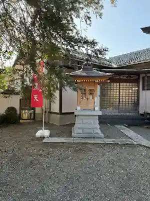 本光寺の{uncategorized: "未分類", other: "その他", undefined: "問題あり", building: "その他建物", grave: "お墓", sacred_gate: "鳥居", guardian: "狛犬", statue: "像", buddha: "仏像", history: "歴史", nature: "自然", garden: "庭園", animal: "動物", pagoda: "塔", temizu: "手水舎", mountain_gate: "山門・神門", sanctuary: "本殿・本堂", subordinate: "末社・摂社", art: "芸術", scenery: "景色", jizo: "地蔵", ema: "絵馬", goshuin: "御朱印", omikuji: "おみくじ", items: "授与品その他", amulet: "お守り", goshuincho: "御朱印帳", eats: "食事", festival: "お祭り", votive_dance: "神楽", shichigosan: "七五三参", wedding: "結婚式", experience: "体験その他", initially: "初詣", around: "周辺", anti_infection: "感染症対策"}