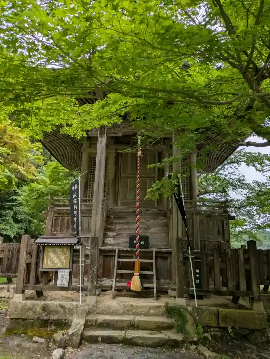 感応殿の{uncategorized: "未分類", other: "その他", undefined: "問題あり", building: "その他建物", grave: "お墓", sacred_gate: "鳥居", guardian: "狛犬", statue: "像", buddha: "仏像", history: "歴史", nature: "自然", garden: "庭園", animal: "動物", pagoda: "塔", temizu: "手水舎", mountain_gate: "山門・神門", sanctuary: "本殿・本堂", subordinate: "末社・摂社", art: "芸術", scenery: "景色", jizo: "地蔵", ema: "絵馬", goshuin: "御朱印", omikuji: "おみくじ", items: "授与品その他", amulet: "お守り", goshuincho: "御朱印帳", eats: "食事", festival: "お祭り", votive_dance: "神楽", shichigosan: "七五三参", wedding: "結婚式", experience: "体験その他", initially: "初詣", around: "周辺", anti_infection: "感染症対策"}
