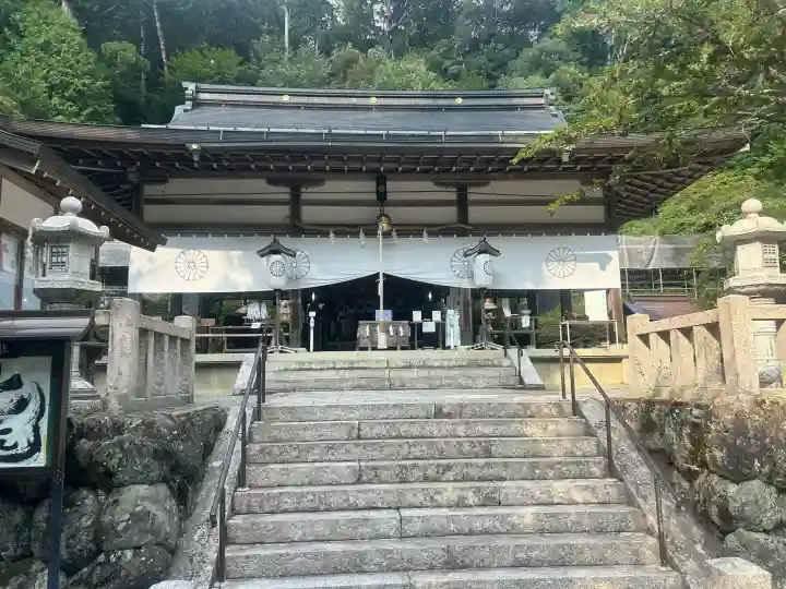 丹生川上神社(中社)の{uncategorized: "未分類", other: "その他", undefined: "問題あり", building: "その他建物", grave: "お墓", sacred_gate: "鳥居", guardian: "狛犬", statue: "像", buddha: "仏像", history: "歴史", nature: "自然", garden: "庭園", animal: "動物", pagoda: "塔", temizu: "手水舎", mountain_gate: "山門・神門", sanctuary: "本殿・本堂", subordinate: "末社・摂社", art: "芸術", scenery: "景色", jizo: "地蔵", ema: "絵馬", goshuin: "御朱印", omikuji: "おみくじ", items: "授与品その他", amulet: "お守り", goshuincho: "御朱印帳", eats: "食事", festival: "お祭り", votive_dance: "神楽", shichigosan: "七五三参", wedding: "結婚式", experience: "体験その他", initially: "初詣", around: "周辺", anti_infection: "感染症対策"}