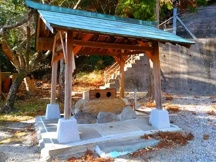 神明社の手水舎