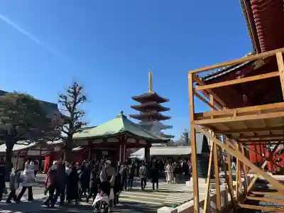 浅草神社の{uncategorized: "未分類", other: "その他", undefined: "問題あり", building: "その他建物", grave: "お墓", sacred_gate: "鳥居", guardian: "狛犬", statue: "像", buddha: "仏像", history: "歴史", nature: "自然", garden: "庭園", animal: "動物", pagoda: "塔", temizu: "手水舎", mountain_gate: "山門・神門", sanctuary: "本殿・本堂", subordinate: "末社・摂社", art: "芸術", scenery: "景色", jizo: "地蔵", ema: "絵馬", goshuin: "御朱印", omikuji: "おみくじ", items: "授与品その他", amulet: "お守り", goshuincho: "御朱印帳", eats: "食事", festival: "お祭り", votive_dance: "神楽", shichigosan: "七五三参", wedding: "結婚式", experience: "体験その他", initially: "初詣", around: "周辺", anti_infection: "感染症対策"}