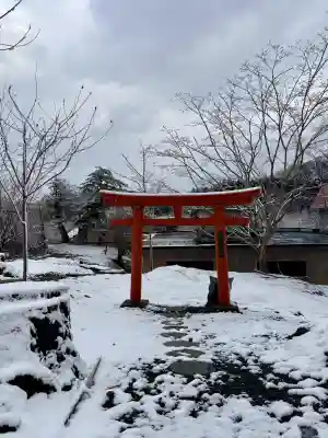 湯倉神社の{uncategorized: "未分類", other: "その他", undefined: "問題あり", building: "その他建物", grave: "お墓", sacred_gate: "鳥居", guardian: "狛犬", statue: "像", buddha: "仏像", history: "歴史", nature: "自然", garden: "庭園", animal: "動物", pagoda: "塔", temizu: "手水舎", mountain_gate: "山門・神門", sanctuary: "本殿・本堂", subordinate: "末社・摂社", art: "芸術", scenery: "景色", jizo: "地蔵", ema: "絵馬", goshuin: "御朱印", omikuji: "おみくじ", items: "授与品その他", amulet: "お守り", goshuincho: "御朱印帳", eats: "食事", festival: "お祭り", votive_dance: "神楽", shichigosan: "七五三参", wedding: "結婚式", experience: "体験その他", initially: "初詣", around: "周辺", anti_infection: "感染症対策"}