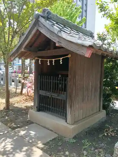 新城神社の{uncategorized: "未分類", other: "その他", undefined: "問題あり", building: "その他建物", grave: "お墓", sacred_gate: "鳥居", guardian: "狛犬", statue: "像", buddha: "仏像", history: "歴史", nature: "自然", garden: "庭園", animal: "動物", pagoda: "塔", temizu: "手水舎", mountain_gate: "山門・神門", sanctuary: "本殿・本堂", subordinate: "末社・摂社", art: "芸術", scenery: "景色", jizo: "地蔵", ema: "絵馬", goshuin: "御朱印", omikuji: "おみくじ", items: "授与品その他", amulet: "お守り", goshuincho: "御朱印帳", eats: "食事", festival: "お祭り", votive_dance: "神楽", shichigosan: "七五三参", wedding: "結婚式", experience: "体験その他", initially: "初詣", around: "周辺", anti_infection: "感染症対策"}