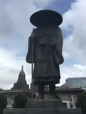 築地本願寺(本願寺築地別院)の像