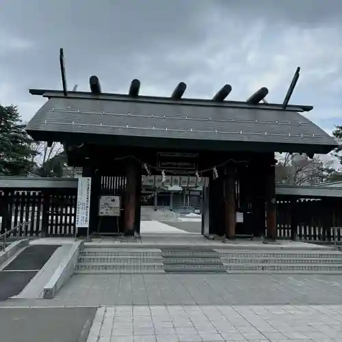 札幌護國神社の山門・神門