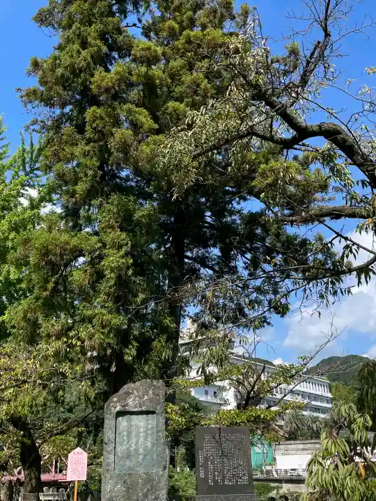 與止日女神社の{uncategorized: "未分類", other: "その他", undefined: "問題あり", building: "その他建物", grave: "お墓", sacred_gate: "鳥居", guardian: "狛犬", statue: "像", buddha: "仏像", history: "歴史", nature: "自然", garden: "庭園", animal: "動物", pagoda: "塔", temizu: "手水舎", mountain_gate: "山門・神門", sanctuary: "本殿・本堂", subordinate: "末社・摂社", art: "芸術", scenery: "景色", jizo: "地蔵", ema: "絵馬", goshuin: "御朱印", omikuji: "おみくじ", items: "授与品その他", amulet: "お守り", goshuincho: "御朱印帳", eats: "食事", festival: "お祭り", votive_dance: "神楽", shichigosan: "七五三参", wedding: "結婚式", experience: "体験その他", initially: "初詣", around: "周辺", anti_infection: "感染症対策"}