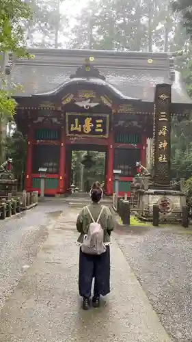 三峯神社の山門・神門