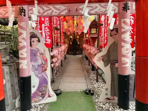 露天神社（お初天神）の{uncategorized: "未分類", other: "その他", undefined: "問題あり", building: "その他建物", grave: "お墓", sacred_gate: "鳥居", guardian: "狛犬", statue: "像", buddha: "仏像", history: "歴史", nature: "自然", garden: "庭園", animal: "動物", pagoda: "塔", temizu: "手水舎", mountain_gate: "山門・神門", sanctuary: "本殿・本堂", subordinate: "末社・摂社", art: "芸術", scenery: "景色", jizo: "地蔵", ema: "絵馬", goshuin: "御朱印", omikuji: "おみくじ", items: "授与品その他", amulet: "お守り", goshuincho: "御朱印帳", eats: "食事", festival: "お祭り", votive_dance: "神楽", shichigosan: "七五三参", wedding: "結婚式", experience: "体験その他", initially: "初詣", around: "周辺", anti_infection: "感染症対策"}