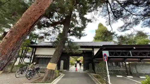 三寳寺の山門