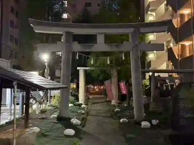 新橋鹽竃神社の{uncategorized: "未分類", other: "その他", undefined: "問題あり", building: "その他建物", grave: "お墓", sacred_gate: "鳥居", guardian: "狛犬", statue: "像", buddha: "仏像", history: "歴史", nature: "自然", garden: "庭園", animal: "動物", pagoda: "塔", temizu: "手水舎", mountain_gate: "山門・神門", sanctuary: "本殿・本堂", subordinate: "末社・摂社", art: "芸術", scenery: "景色", jizo: "地蔵", ema: "絵馬", goshuin: "御朱印", omikuji: "おみくじ", items: "授与品その他", amulet: "お守り", goshuincho: "御朱印帳", eats: "食事", festival: "お祭り", votive_dance: "神楽", shichigosan: "七五三参", wedding: "結婚式", experience: "体験その他", initially: "初詣", around: "周辺", anti_infection: "感染症対策"}