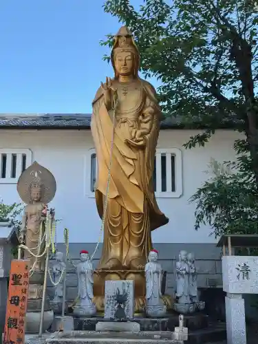 伏見稲荷大社の{uncategorized: "未分類", other: "その他", undefined: "問題あり", building: "その他建物", grave: "お墓", sacred_gate: "鳥居", guardian: "狛犬", statue: "像", buddha: "仏像", history: "歴史", nature: "自然", garden: "庭園", animal: "動物", pagoda: "塔", temizu: "手水舎", mountain_gate: "山門・神門", sanctuary: "本殿・本堂", subordinate: "末社・摂社", art: "芸術", scenery: "景色", jizo: "地蔵", ema: "絵馬", goshuin: "御朱印", omikuji: "おみくじ", items: "授与品その他", amulet: "お守り", goshuincho: "御朱印帳", eats: "食事", festival: "お祭り", votive_dance: "神楽", shichigosan: "七五三参", wedding: "結婚式", experience: "体験その他", initially: "初詣", around: "周辺", anti_infection: "感染症対策"}