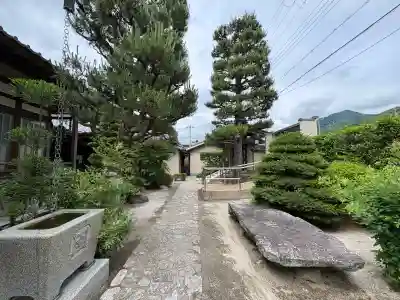 道入寺の{uncategorized: "未分類", other: "その他", undefined: "問題あり", building: "その他建物", grave: "お墓", sacred_gate: "鳥居", guardian: "狛犬", statue: "像", buddha: "仏像", history: "歴史", nature: "自然", garden: "庭園", animal: "動物", pagoda: "塔", temizu: "手水舎", mountain_gate: "山門・神門", sanctuary: "本殿・本堂", subordinate: "末社・摂社", art: "芸術", scenery: "景色", jizo: "地蔵", ema: "絵馬", goshuin: "御朱印", omikuji: "おみくじ", items: "授与品その他", amulet: "お守り", goshuincho: "御朱印帳", eats: "食事", festival: "お祭り", votive_dance: "神楽", shichigosan: "七五三参", wedding: "結婚式", experience: "体験その他", initially: "初詣", around: "周辺", anti_infection: "感染症対策"}