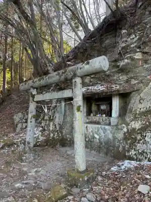 三峯神社の{uncategorized: "未分類", other: "その他", undefined: "問題あり", building: "その他建物", grave: "お墓", sacred_gate: "鳥居", guardian: "狛犬", statue: "像", buddha: "仏像", history: "歴史", nature: "自然", garden: "庭園", animal: "動物", pagoda: "塔", temizu: "手水舎", mountain_gate: "山門・神門", sanctuary: "本殿・本堂", subordinate: "末社・摂社", art: "芸術", scenery: "景色", jizo: "地蔵", ema: "絵馬", goshuin: "御朱印", omikuji: "おみくじ", items: "授与品その他", amulet: "お守り", goshuincho: "御朱印帳", eats: "食事", festival: "お祭り", votive_dance: "神楽", shichigosan: "七五三参", wedding: "結婚式", experience: "体験その他", initially: "初詣", around: "周辺", anti_infection: "感染症対策"}