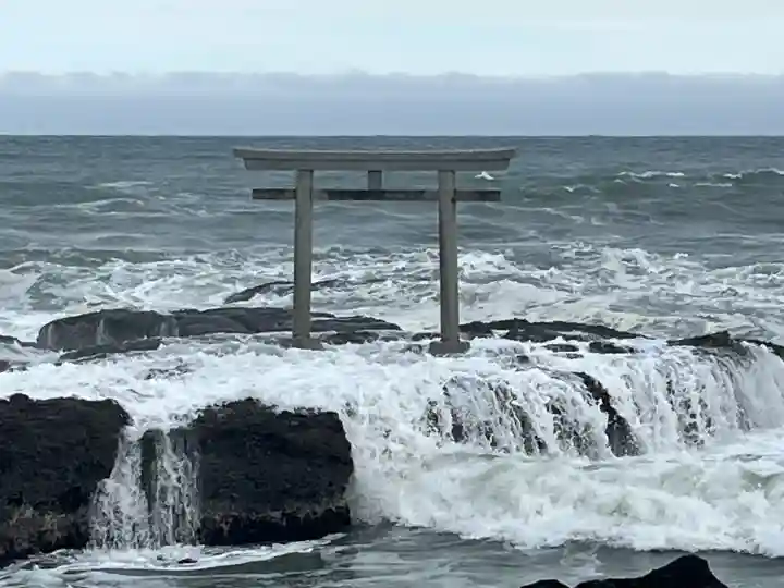 大洗磯前神社の{uncategorized: "未分類", other: "その他", undefined: "問題あり", building: "その他建物", grave: "お墓", sacred_gate: "鳥居", guardian: "狛犬", statue: "像", buddha: "仏像", history: "歴史", nature: "自然", garden: "庭園", animal: "動物", pagoda: "塔", temizu: "手水舎", mountain_gate: "山門・神門", sanctuary: "本殿・本堂", subordinate: "末社・摂社", art: "芸術", scenery: "景色", jizo: "地蔵", ema: "絵馬", goshuin: "御朱印", omikuji: "おみくじ", items: "授与品その他", amulet: "お守り", goshuincho: "御朱印帳", eats: "食事", festival: "お祭り", votive_dance: "神楽", shichigosan: "七五三参", wedding: "結婚式", experience: "体験その他", initially: "初詣", around: "周辺", anti_infection: "感染症対策"}