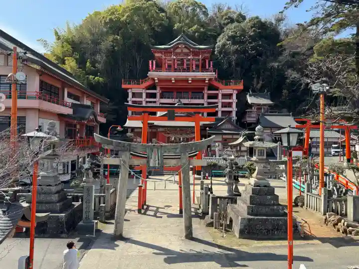 草戸稲荷神社の{uncategorized: "未分類", other: "その他", undefined: "問題あり", building: "その他建物", grave: "お墓", sacred_gate: "鳥居", guardian: "狛犬", statue: "像", buddha: "仏像", history: "歴史", nature: "自然", garden: "庭園", animal: "動物", pagoda: "塔", temizu: "手水舎", mountain_gate: "山門・神門", sanctuary: "本殿・本堂", subordinate: "末社・摂社", art: "芸術", scenery: "景色", jizo: "地蔵", ema: "絵馬", goshuin: "御朱印", omikuji: "おみくじ", items: "授与品その他", amulet: "お守り", goshuincho: "御朱印帳", eats: "食事", festival: "お祭り", votive_dance: "神楽", shichigosan: "七五三参", wedding: "結婚式", experience: "体験その他", initially: "初詣", around: "周辺", anti_infection: "感染症対策"}