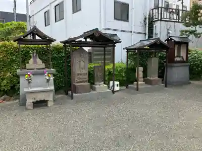 十念寺の{uncategorized: "未分類", other: "その他", undefined: "問題あり", building: "その他建物", grave: "お墓", sacred_gate: "鳥居", guardian: "狛犬", statue: "像", buddha: "仏像", history: "歴史", nature: "自然", garden: "庭園", animal: "動物", pagoda: "塔", temizu: "手水舎", mountain_gate: "山門・神門", sanctuary: "本殿・本堂", subordinate: "末社・摂社", art: "芸術", scenery: "景色", jizo: "地蔵", ema: "絵馬", goshuin: "御朱印", omikuji: "おみくじ", items: "授与品その他", amulet: "お守り", goshuincho: "御朱印帳", eats: "食事", festival: "お祭り", votive_dance: "神楽", shichigosan: "七五三参", wedding: "結婚式", experience: "体験その他", initially: "初詣", around: "周辺", anti_infection: "感染症対策"}