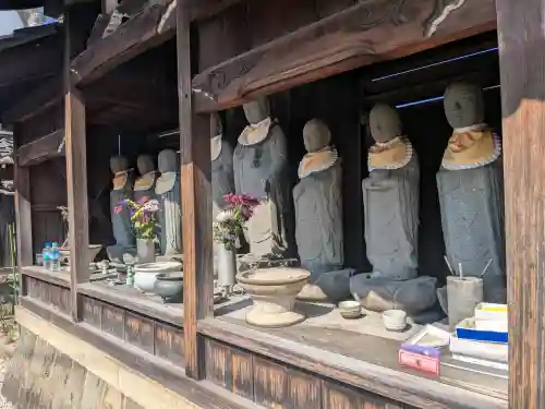 本覚寺の{uncategorized: "未分類", other: "その他", undefined: "問題あり", building: "その他建物", grave: "お墓", sacred_gate: "鳥居", guardian: "狛犬", statue: "像", buddha: "仏像", history: "歴史", nature: "自然", garden: "庭園", animal: "動物", pagoda: "塔", temizu: "手水舎", mountain_gate: "山門・神門", sanctuary: "本殿・本堂", subordinate: "末社・摂社", art: "芸術", scenery: "景色", jizo: "地蔵", ema: "絵馬", goshuin: "御朱印", omikuji: "おみくじ", items: "授与品その他", amulet: "お守り", goshuincho: "御朱印帳", eats: "食事", festival: "お祭り", votive_dance: "神楽", shichigosan: "七五三参", wedding: "結婚式", experience: "体験その他", initially: "初詣", around: "周辺", anti_infection: "感染症対策"}