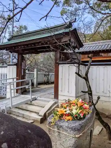 三津厳島神社の山門