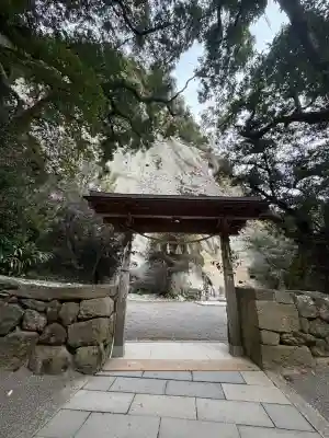 花窟神社の{uncategorized: "未分類", other: "その他", undefined: "問題あり", building: "その他建物", grave: "お墓", sacred_gate: "鳥居", guardian: "狛犬", statue: "像", buddha: "仏像", history: "歴史", nature: "自然", garden: "庭園", animal: "動物", pagoda: "塔", temizu: "手水舎", mountain_gate: "山門・神門", sanctuary: "本殿・本堂", subordinate: "末社・摂社", art: "芸術", scenery: "景色", jizo: "地蔵", ema: "絵馬", goshuin: "御朱印", omikuji: "おみくじ", items: "授与品その他", amulet: "お守り", goshuincho: "御朱印帳", eats: "食事", festival: "お祭り", votive_dance: "神楽", shichigosan: "七五三参", wedding: "結婚式", experience: "体験その他", initially: "初詣", around: "周辺", anti_infection: "感染症対策"}