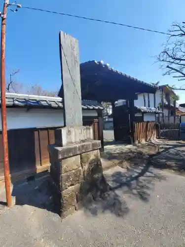 西林寺の山門