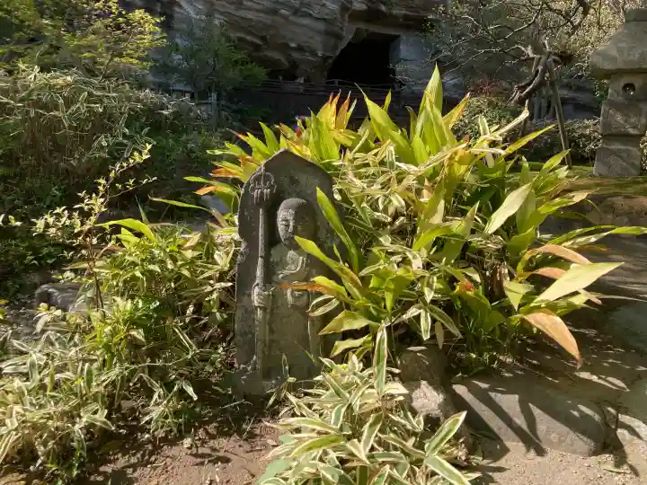 龍隠庵の{uncategorized: "未分類", other: "その他", undefined: "問題あり", building: "その他建物", grave: "お墓", sacred_gate: "鳥居", guardian: "狛犬", statue: "像", buddha: "仏像", history: "歴史", nature: "自然", garden: "庭園", animal: "動物", pagoda: "塔", temizu: "手水舎", mountain_gate: "山門・神門", sanctuary: "本殿・本堂", subordinate: "末社・摂社", art: "芸術", scenery: "景色", jizo: "地蔵", ema: "絵馬", goshuin: "御朱印", omikuji: "おみくじ", items: "授与品その他", amulet: "お守り", goshuincho: "御朱印帳", eats: "食事", festival: "お祭り", votive_dance: "神楽", shichigosan: "七五三参", wedding: "結婚式", experience: "体験その他", initially: "初詣", around: "周辺", anti_infection: "感染症対策"}