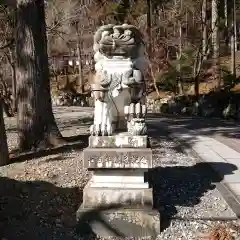 身延山 祖廟拝殿の狛犬