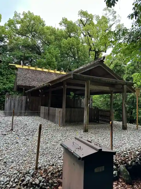 月讀宮(皇大神宮別宮)の{uncategorized: "未分類", other: "その他", undefined: "問題あり", building: "その他建物", grave: "お墓", sacred_gate: "鳥居", guardian: "狛犬", statue: "像", buddha: "仏像", history: "歴史", nature: "自然", garden: "庭園", animal: "動物", pagoda: "塔", temizu: "手水舎", mountain_gate: "山門・神門", sanctuary: "本殿・本堂", subordinate: "末社・摂社", art: "芸術", scenery: "景色", jizo: "地蔵", ema: "絵馬", goshuin: "御朱印", omikuji: "おみくじ", items: "授与品その他", amulet: "お守り", goshuincho: "御朱印帳", eats: "食事", festival: "お祭り", votive_dance: "神楽", shichigosan: "七五三参", wedding: "結婚式", experience: "体験その他", initially: "初詣", around: "周辺", anti_infection: "感染症対策"}