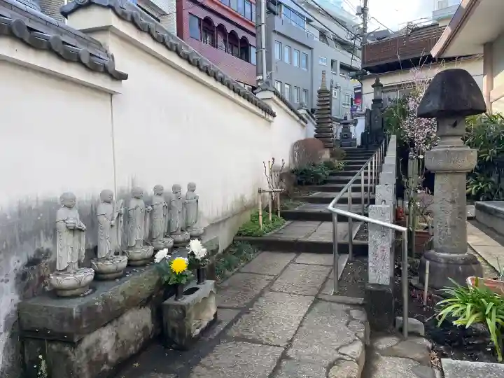 聖輪寺の{uncategorized: "未分類", other: "その他", undefined: "問題あり", building: "その他建物", grave: "お墓", sacred_gate: "鳥居", guardian: "狛犬", statue: "像", buddha: "仏像", history: "歴史", nature: "自然", garden: "庭園", animal: "動物", pagoda: "塔", temizu: "手水舎", mountain_gate: "山門・神門", sanctuary: "本殿・本堂", subordinate: "末社・摂社", art: "芸術", scenery: "景色", jizo: "地蔵", ema: "絵馬", goshuin: "御朱印", omikuji: "おみくじ", items: "授与品その他", amulet: "お守り", goshuincho: "御朱印帳", eats: "食事", festival: "お祭り", votive_dance: "神楽", shichigosan: "七五三参", wedding: "結婚式", experience: "体験その他", initially: "初詣", around: "周辺", anti_infection: "感染症対策"}