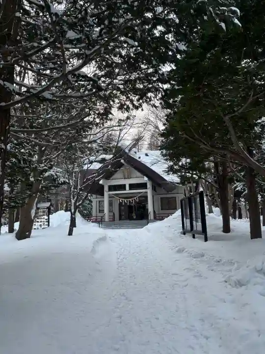 北広島市総鎮守 廣島神社の{uncategorized: "未分類", other: "その他", undefined: "問題あり", building: "その他建物", grave: "お墓", sacred_gate: "鳥居", guardian: "狛犬", statue: "像", buddha: "仏像", history: "歴史", nature: "自然", garden: "庭園", animal: "動物", pagoda: "塔", temizu: "手水舎", mountain_gate: "山門・神門", sanctuary: "本殿・本堂", subordinate: "末社・摂社", art: "芸術", scenery: "景色", jizo: "地蔵", ema: "絵馬", goshuin: "御朱印", omikuji: "おみくじ", items: "授与品その他", amulet: "お守り", goshuincho: "御朱印帳", eats: "食事", festival: "お祭り", votive_dance: "神楽", shichigosan: "七五三参", wedding: "結婚式", experience: "体験その他", initially: "初詣", around: "周辺", anti_infection: "感染症対策"}