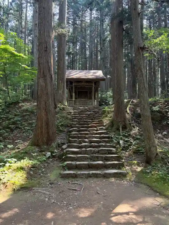 平泉寺白山神社の{uncategorized: "未分類", other: "その他", undefined: "問題あり", building: "その他建物", grave: "お墓", sacred_gate: "鳥居", guardian: "狛犬", statue: "像", buddha: "仏像", history: "歴史", nature: "自然", garden: "庭園", animal: "動物", pagoda: "塔", temizu: "手水舎", mountain_gate: "山門・神門", sanctuary: "本殿・本堂", subordinate: "末社・摂社", art: "芸術", scenery: "景色", jizo: "地蔵", ema: "絵馬", goshuin: "御朱印", omikuji: "おみくじ", items: "授与品その他", amulet: "お守り", goshuincho: "御朱印帳", eats: "食事", festival: "お祭り", votive_dance: "神楽", shichigosan: "七五三参", wedding: "結婚式", experience: "体験その他", initially: "初詣", around: "周辺", anti_infection: "感染症対策"}
