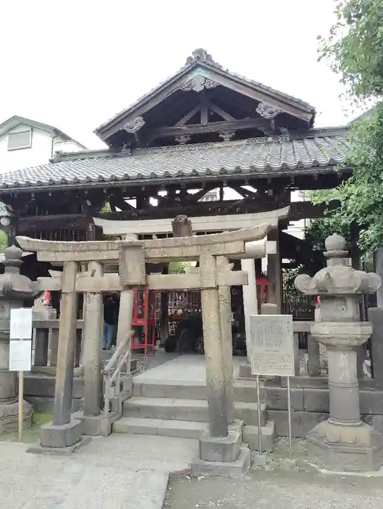 被官稲荷神社の鳥居