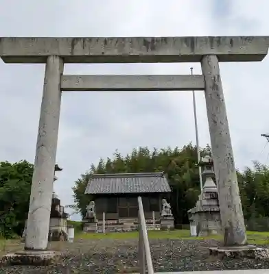 須賀神社の{uncategorized: "未分類", other: "その他", undefined: "問題あり", building: "その他建物", grave: "お墓", sacred_gate: "鳥居", guardian: "狛犬", statue: "像", buddha: "仏像", history: "歴史", nature: "自然", garden: "庭園", animal: "動物", pagoda: "塔", temizu: "手水舎", mountain_gate: "山門・神門", sanctuary: "本殿・本堂", subordinate: "末社・摂社", art: "芸術", scenery: "景色", jizo: "地蔵", ema: "絵馬", goshuin: "御朱印", omikuji: "おみくじ", items: "授与品その他", amulet: "お守り", goshuincho: "御朱印帳", eats: "食事", festival: "お祭り", votive_dance: "神楽", shichigosan: "七五三参", wedding: "結婚式", experience: "体験その他", initially: "初詣", around: "周辺", anti_infection: "感染症対策"}