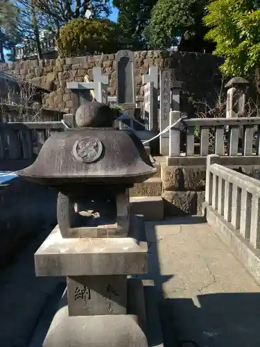 泉岳寺の{uncategorized: "未分類", other: "その他", undefined: "問題あり", building: "その他建物", grave: "お墓", sacred_gate: "鳥居", guardian: "狛犬", statue: "像", buddha: "仏像", history: "歴史", nature: "自然", garden: "庭園", animal: "動物", pagoda: "塔", temizu: "手水舎", mountain_gate: "山門・神門", sanctuary: "本殿・本堂", subordinate: "末社・摂社", art: "芸術", scenery: "景色", jizo: "地蔵", ema: "絵馬", goshuin: "御朱印", omikuji: "おみくじ", items: "授与品その他", amulet: "お守り", goshuincho: "御朱印帳", eats: "食事", festival: "お祭り", votive_dance: "神楽", shichigosan: "七五三参", wedding: "結婚式", experience: "体験その他", initially: "初詣", around: "周辺", anti_infection: "感染症対策"}