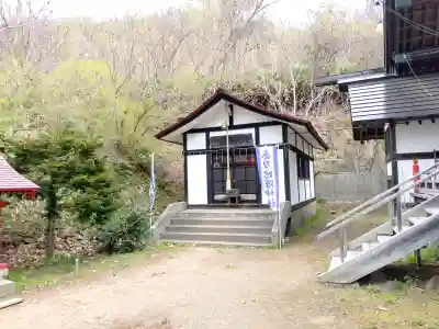 虻田神社の{uncategorized: "未分類", other: "その他", undefined: "問題あり", building: "その他建物", grave: "お墓", sacred_gate: "鳥居", guardian: "狛犬", statue: "像", buddha: "仏像", history: "歴史", nature: "自然", garden: "庭園", animal: "動物", pagoda: "塔", temizu: "手水舎", mountain_gate: "山門・神門", sanctuary: "本殿・本堂", subordinate: "末社・摂社", art: "芸術", scenery: "景色", jizo: "地蔵", ema: "絵馬", goshuin: "御朱印", omikuji: "おみくじ", items: "授与品その他", amulet: "お守り", goshuincho: "御朱印帳", eats: "食事", festival: "お祭り", votive_dance: "神楽", shichigosan: "七五三参", wedding: "結婚式", experience: "体験その他", initially: "初詣", around: "周辺", anti_infection: "感染症対策"}