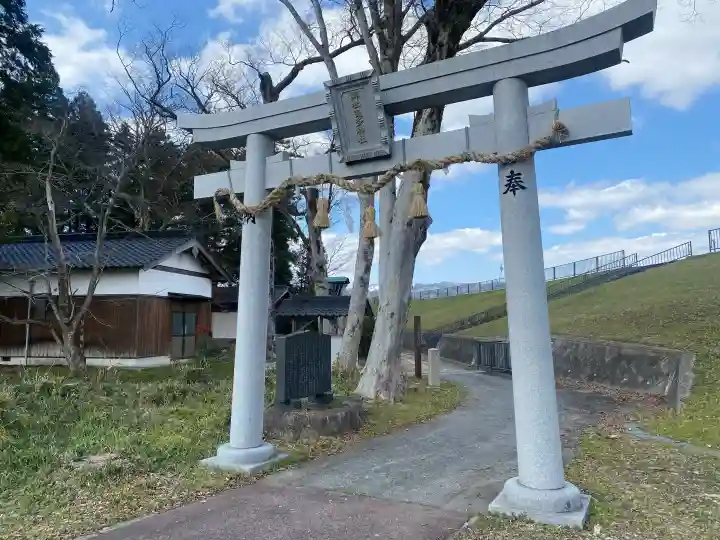 気多神社の{uncategorized: "未分類", other: "その他", undefined: "問題あり", building: "その他建物", grave: "お墓", sacred_gate: "鳥居", guardian: "狛犬", statue: "像", buddha: "仏像", history: "歴史", nature: "自然", garden: "庭園", animal: "動物", pagoda: "塔", temizu: "手水舎", mountain_gate: "山門・神門", sanctuary: "本殿・本堂", subordinate: "末社・摂社", art: "芸術", scenery: "景色", jizo: "地蔵", ema: "絵馬", goshuin: "御朱印", omikuji: "おみくじ", items: "授与品その他", amulet: "お守り", goshuincho: "御朱印帳", eats: "食事", festival: "お祭り", votive_dance: "神楽", shichigosan: "七五三参", wedding: "結婚式", experience: "体験その他", initially: "初詣", around: "周辺", anti_infection: "感染症対策"}