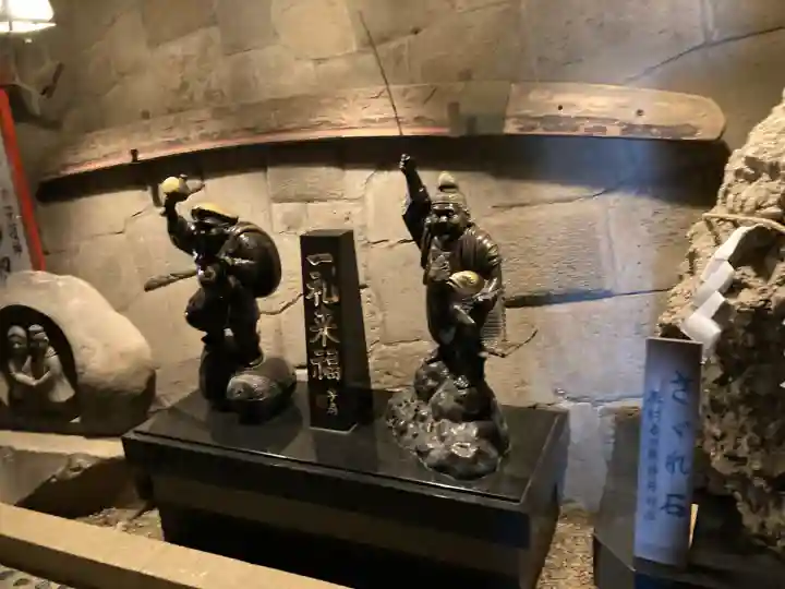 大山阿夫利神社の{uncategorized: "未分類", other: "その他", undefined: "問題あり", building: "その他建物", grave: "お墓", sacred_gate: "鳥居", guardian: "狛犬", statue: "像", buddha: "仏像", history: "歴史", nature: "自然", garden: "庭園", animal: "動物", pagoda: "塔", temizu: "手水舎", mountain_gate: "山門・神門", sanctuary: "本殿・本堂", subordinate: "末社・摂社", art: "芸術", scenery: "景色", jizo: "地蔵", ema: "絵馬", goshuin: "御朱印", omikuji: "おみくじ", items: "授与品その他", amulet: "お守り", goshuincho: "御朱印帳", eats: "食事", festival: "お祭り", votive_dance: "神楽", shichigosan: "七五三参", wedding: "結婚式", experience: "体験その他", initially: "初詣", around: "周辺", anti_infection: "感染症対策"}