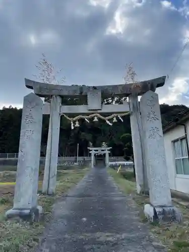 村社八幡宮の鳥居