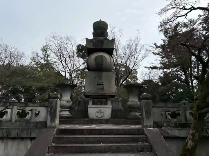 豊国廟(豊国神社飛地境内)の{uncategorized: "未分類", other: "その他", undefined: "問題あり", building: "その他建物", grave: "お墓", sacred_gate: "鳥居", guardian: "狛犬", statue: "像", buddha: "仏像", history: "歴史", nature: "自然", garden: "庭園", animal: "動物", pagoda: "塔", temizu: "手水舎", mountain_gate: "山門・神門", sanctuary: "本殿・本堂", subordinate: "末社・摂社", art: "芸術", scenery: "景色", jizo: "地蔵", ema: "絵馬", goshuin: "御朱印", omikuji: "おみくじ", items: "授与品その他", amulet: "お守り", goshuincho: "御朱印帳", eats: "食事", festival: "お祭り", votive_dance: "神楽", shichigosan: "七五三参", wedding: "結婚式", experience: "体験その他", initially: "初詣", around: "周辺", anti_infection: "感染症対策"}