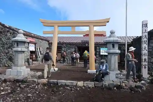 富士山頂上浅間大社奥宮の鳥居