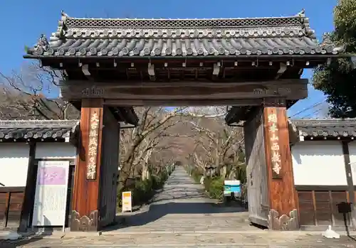 西教寺の山門