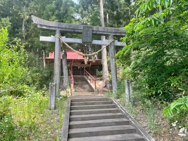 新山神社の{uncategorized: "未分類", other: "その他", undefined: "問題あり", building: "その他建物", grave: "お墓", sacred_gate: "鳥居", guardian: "狛犬", statue: "像", buddha: "仏像", history: "歴史", nature: "自然", garden: "庭園", animal: "動物", pagoda: "塔", temizu: "手水舎", mountain_gate: "山門・神門", sanctuary: "本殿・本堂", subordinate: "末社・摂社", art: "芸術", scenery: "景色", jizo: "地蔵", ema: "絵馬", goshuin: "御朱印", omikuji: "おみくじ", items: "授与品その他", amulet: "お守り", goshuincho: "御朱印帳", eats: "食事", festival: "お祭り", votive_dance: "神楽", shichigosan: "七五三参", wedding: "結婚式", experience: "体験その他", initially: "初詣", around: "周辺", anti_infection: "感染症対策"}