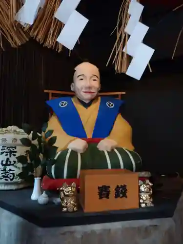 右衛門神社の像