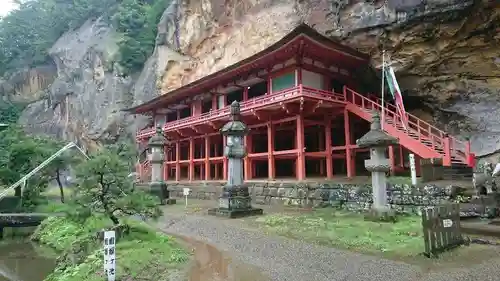 達谷西光寺の本殿